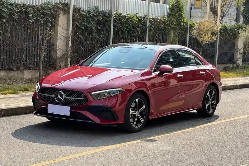 Подержанный Mercedes-Benz A 200 L Fashion Edition 2023 года Компактный роскошный седан Элегантный городской стиль Легкие ежедневные поездки на работу