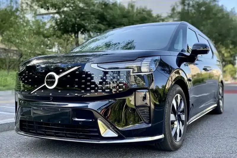 2025 Volvo EM90 6 Seater EV Uncompromising Safety Standards and Sophisticated Nordic Design with Effortless Long Range Driving