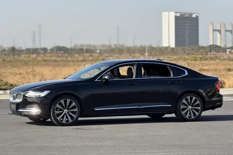 Подержанный седан 2025 Volvo S90 B5 Plus Безмятежный и ультратихий салон с роскошными кожаными сиденьями Nappa